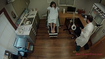 Гинеколог в больнице снимает на скрытую камеру растянутую пилотку брюнетки